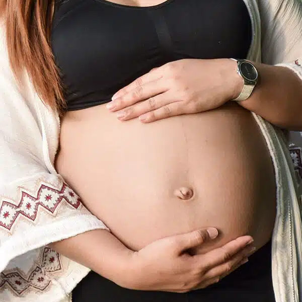 Mujer embarazada acariciando su barriga