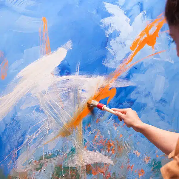 Mano mujer pintando un cuadro