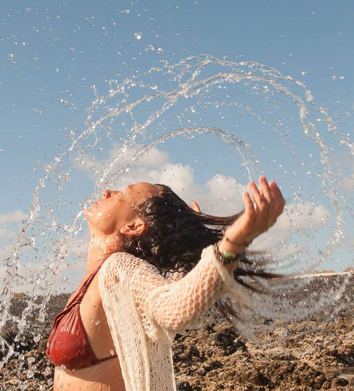Conectando con tu movimiento auténtico. Vanessa en movimiento con el agua.